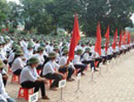 Bắc Giang:
HS đội mũ cối dự lễ khai giảng 