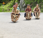 Thú vui ... thót tim của những đứa trẻ vùng cao 