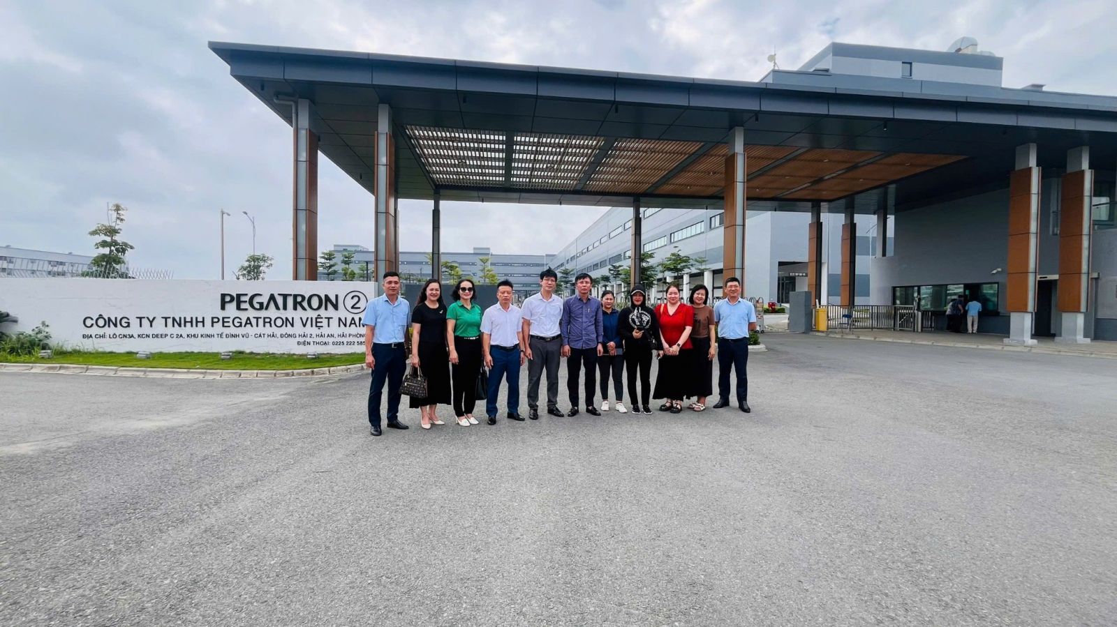 Đoàn công tác chụp ảnh lưu niệm tại Công ty Pegatron Việt Nam