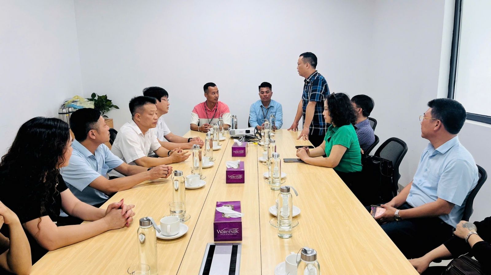 Đoàn công tác trao đổi với đại diện Công ty Pegatron