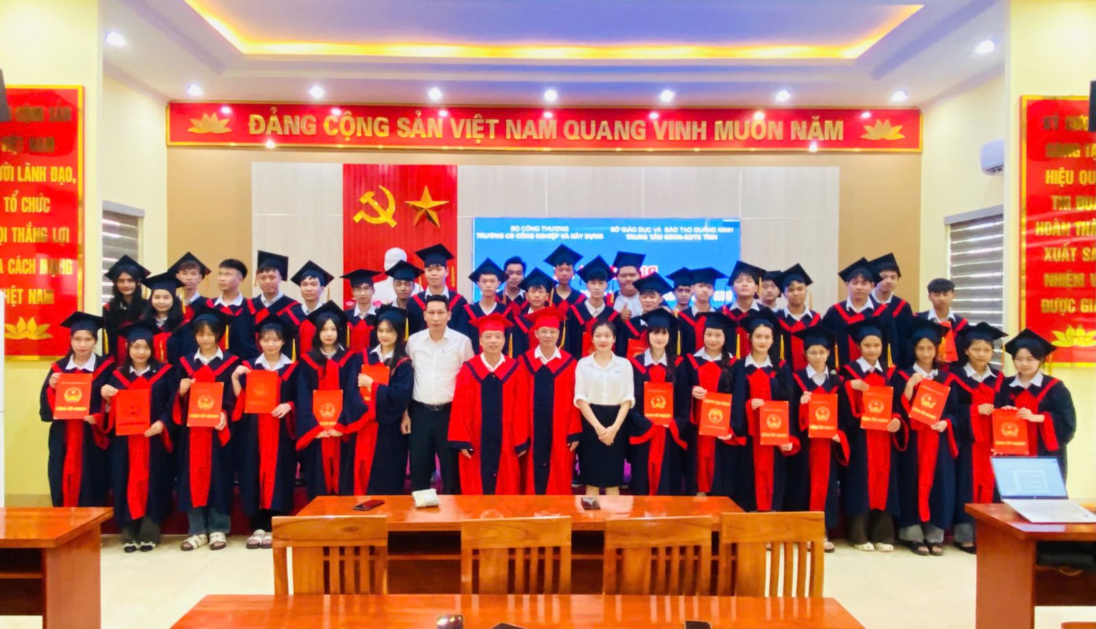CIC TỔ CHỨC LỄ BẾ GIẢNG VÀ TRAO BẰNG TỐT NGHIỆP TRÌNH ĐỘ TRUNG CẤP K50 TẠI TRUNG TÂM GDNN & GDTX TỈNH QUẢNG NINH, PHÂN HIỆU QUẢNG YÊN 