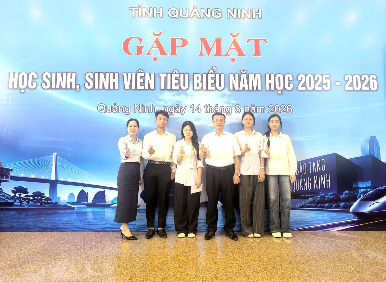 04 HỌC SINH, SINH VIÊN TRƯỜNG CAO ĐẲNG CÔNG NGHIỆP VÀ XÂY DỰNG ĐƯỢC TUYÊN DƯƠNG, KHEN THƯỞNG TẠI CHƯƠNG TRÌNH GẶP MẶT HSSV TIÊU BIỂU TỈNH QUẢNG NINH 