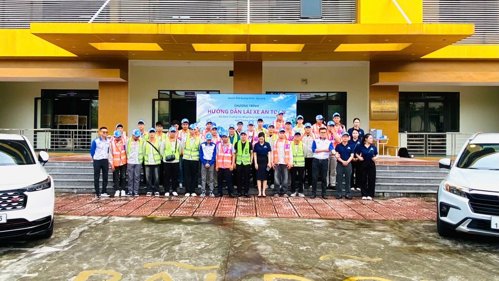 TRƯỜNG CAO ĐẲNG CÔNG NGHIỆP VÀ XÂY DỰNG PHỐI HỢP VỚI HONDA Ô TÔ QUẢNG NINH TỔ CHỨC CHƯƠNG TRÌNH “HƯỚNG DẪN LÁI XE AN TOÀN” 