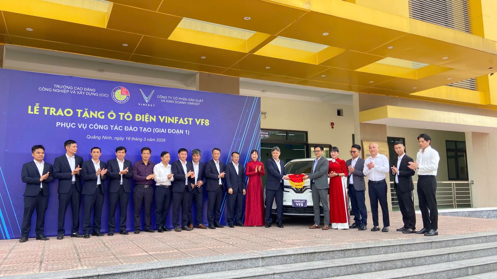 TRƯỜNG CAO ĐẲNG CÔNG NGHIỆP VÀ XÂY DỰNG TỔ CHỨC LỄ TIẾP NHẬN - TRAO TẶNG XE Ô TÔ ĐIỆN VINFAST VF8 