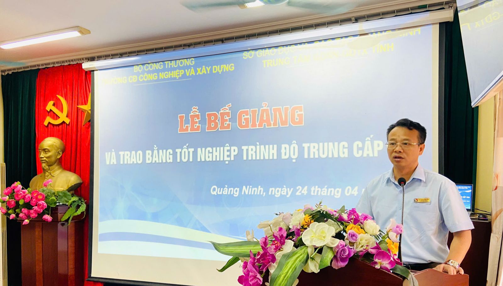 TRƯỜNG CAO ĐẲNG CÔNG NGHIỆP VÀ XÂY DỰNG TỔ CHỨC LỄ BẾ GIẢNG VÀ TRAO BẰNG TỐT NGHIỆP TRÌNH ĐỘ TRUNG CẤP K50 