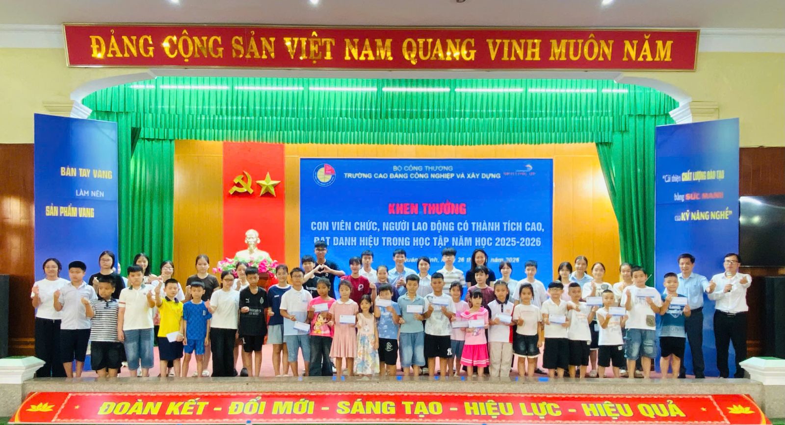 (CIC) TỔ CHỨC KHEN THƯỞNG CON VIÊN CHỨC, NGƯỜI LAO ĐỘNG CÓ THÀNH TÍCH CAO TRONG HỌC TẬP NĂM HỌC 2025–2026 