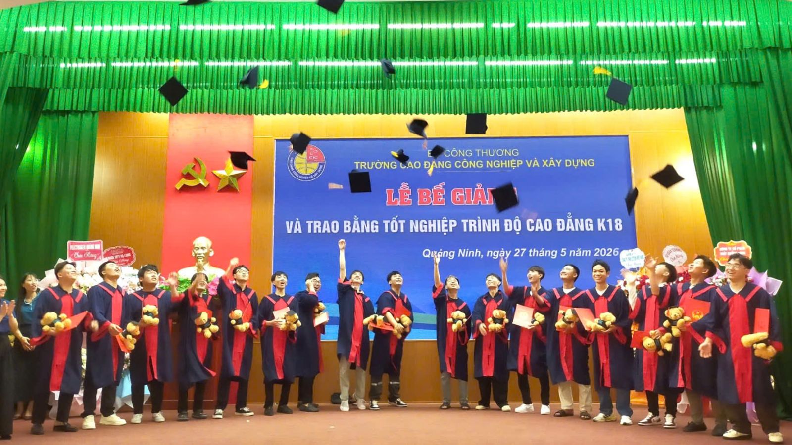 TRƯỜNG CAO ĐẲNG CÔNG NGHIỆP VÀ XÂY DỰNG TỔ CHỨC LỄ BẾ GIẢNG VÀ TRAO BẰNG TỐT NGHIỆP CHO SINH VIÊN CAO ĐẲNG KHÓA 18 