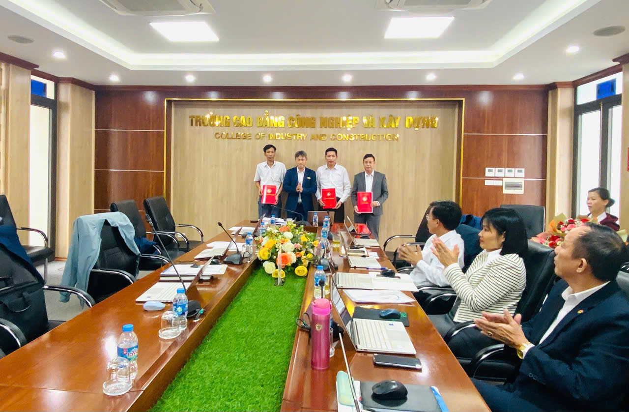 TRƯỜNG CAO ĐẲNG CÔNG NGHIỆP VÀ XÂY DỰNG CÔNG BỐ QUYẾT ĐỊNH BỔ NHIỆM CÁN BỘ QUẢN LÝ 