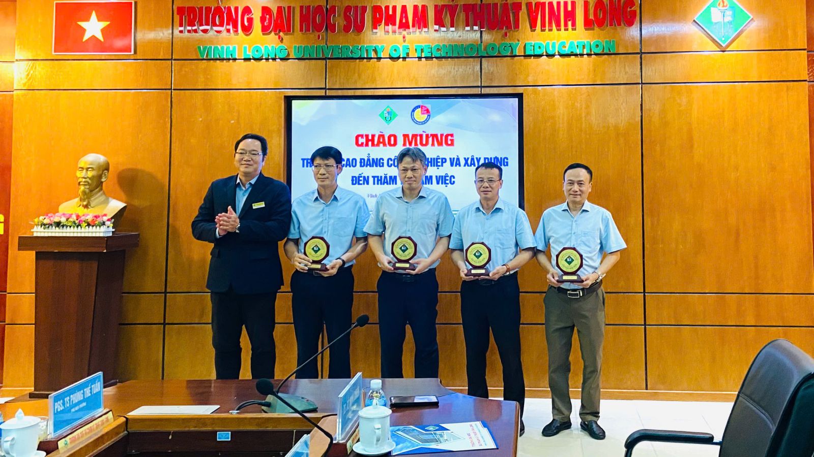 LÃNH ĐẠO TRƯỜNG CAO ĐẲNG CÔNG NGHIỆP VÀ XÂY DỰNG THĂM QUAN, HỌC TẬP VÀ TRAO ĐỔI KINH NGHIỆM TẠI TRƯỜNG SƯ PHẠM KỸ THUẬT VĨNH LONG 
