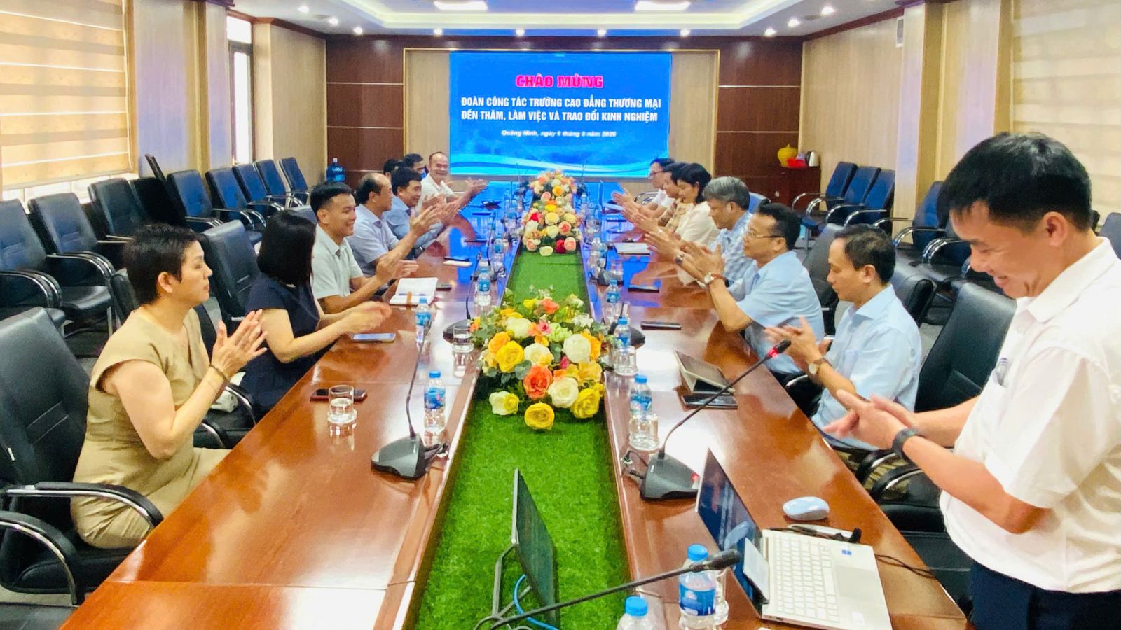 TRƯỜNG CAO ĐẲNG CÔNG NGHIỆP VÀ XÂY DỰNG ĐÓN TIẾP VÀ LÀM VIỆC VỚI ĐOÀN CÔNG TÁC TRƯỜNG CAO ĐẲNG THƯƠNG MẠI 