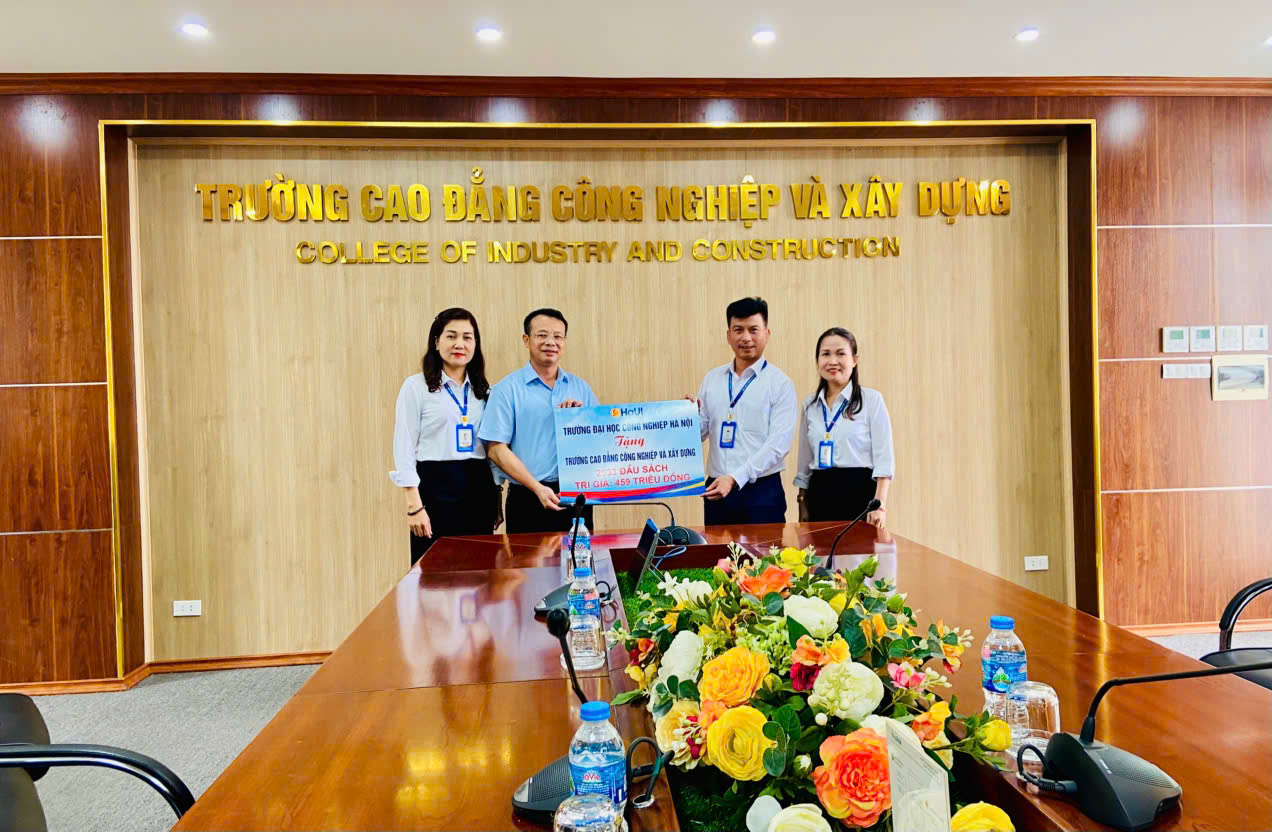 TRƯỜNG ĐẠI HỌC CÔNG NGHIỆP HÀ NỘI TRAO TẶNG 3.533 ĐẦU SÁCH CHO TRƯỜNG CAO ĐẲNG CÔNG NGHIỆP VÀ XÂY DỰNG 