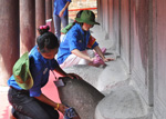 Chuyện những SV làm đẹp cho “cụ rùa đá” 