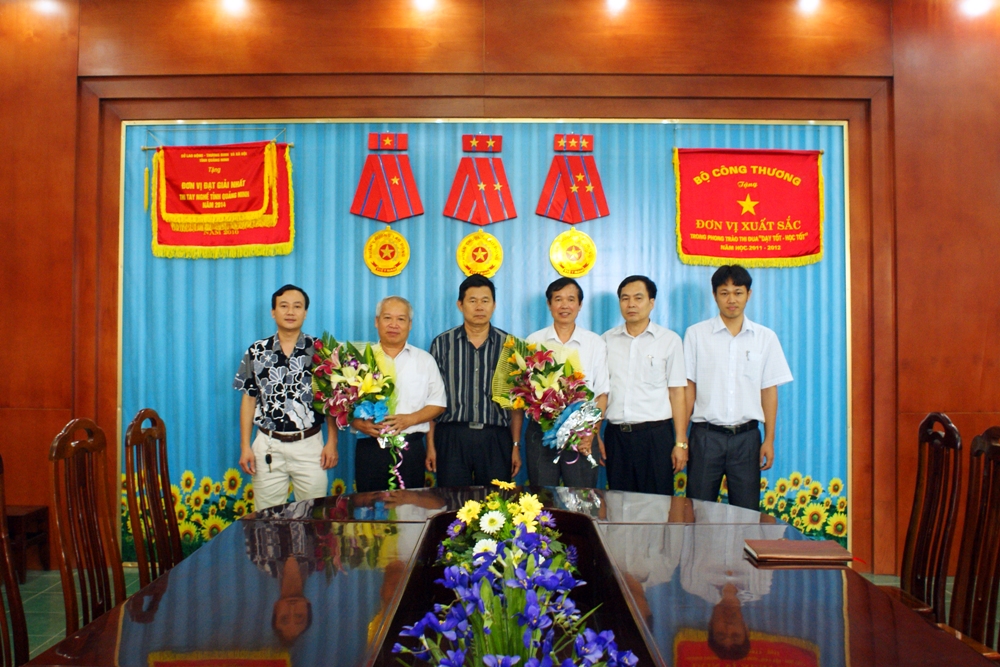 Chia tay cán bộ quản lý về nghỉ chế độ 