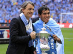 Chấp thuận lương khủng, Tevez ở lại Man City? 