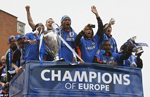 Chelsea được chào đón nồng nhiệt trong ngày trở về 