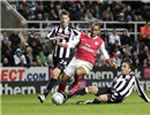 Đại phá Newcastle, Arsenal vào tứ kết Carling Cup 