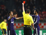 UEFA xem xét lại chiếc thẻ đỏ “ma” của Alonso và Ramos 