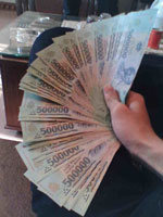 Phần lớn công chức không sống được bằng lương 