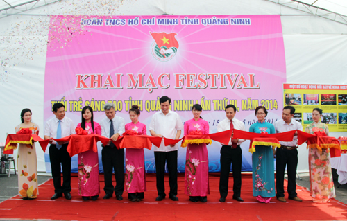 Các đại biểu cắt băng khai mạc Festival tuổi trẻ sáng tạo Quảng Ninh lần thứ III năm 2014