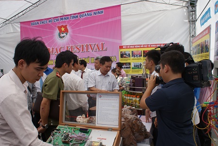 Các đại biểu tham quan một số mô hình tiêu biểu được trưng bày tại Festival