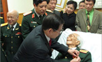 Đại tướng Võ Nguyên Giáp nhận huy hiệu 70 năm tuổi Đảng 