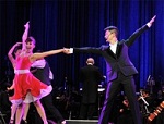 Khánh Thi nhảy rất sung trong liveshow Đức Tuấn 
